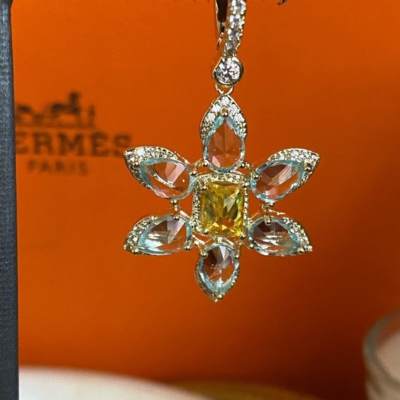 Sayabling Cushion Cut Yellow lab Sapphire Daisy Flower Earrings - Picture 3 of 16